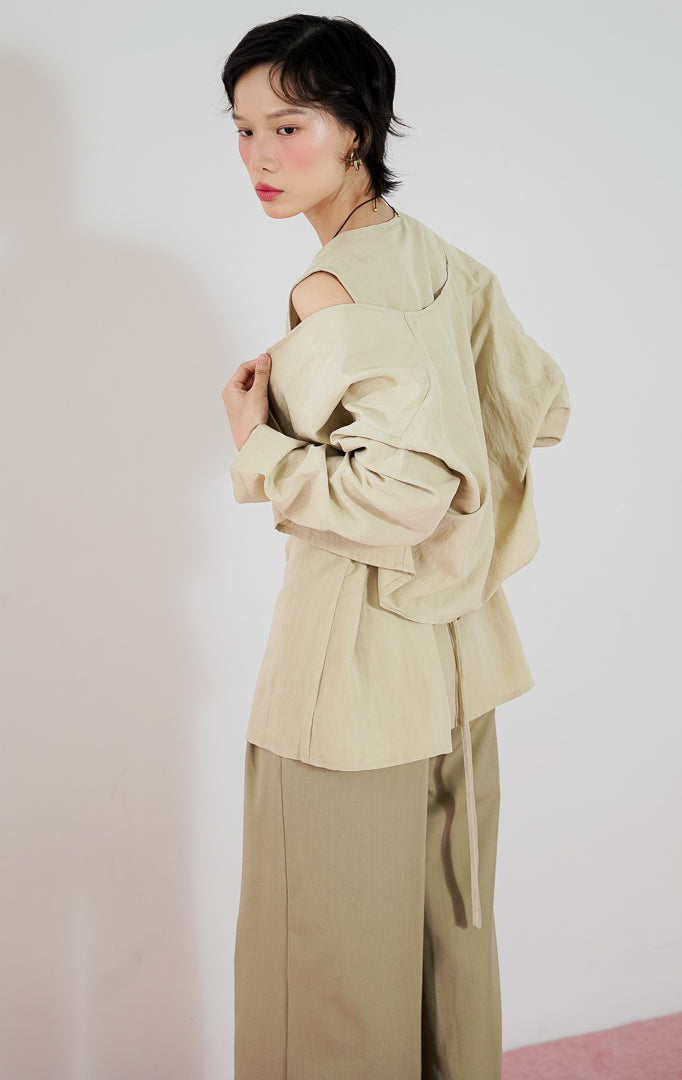 Atasan wanita Normani Double Top warna Khaki dari This Is April, set 2-in-1 terdiri dari inner tanpa lengan dan outer crop lengan panjang dengan kancing depan.