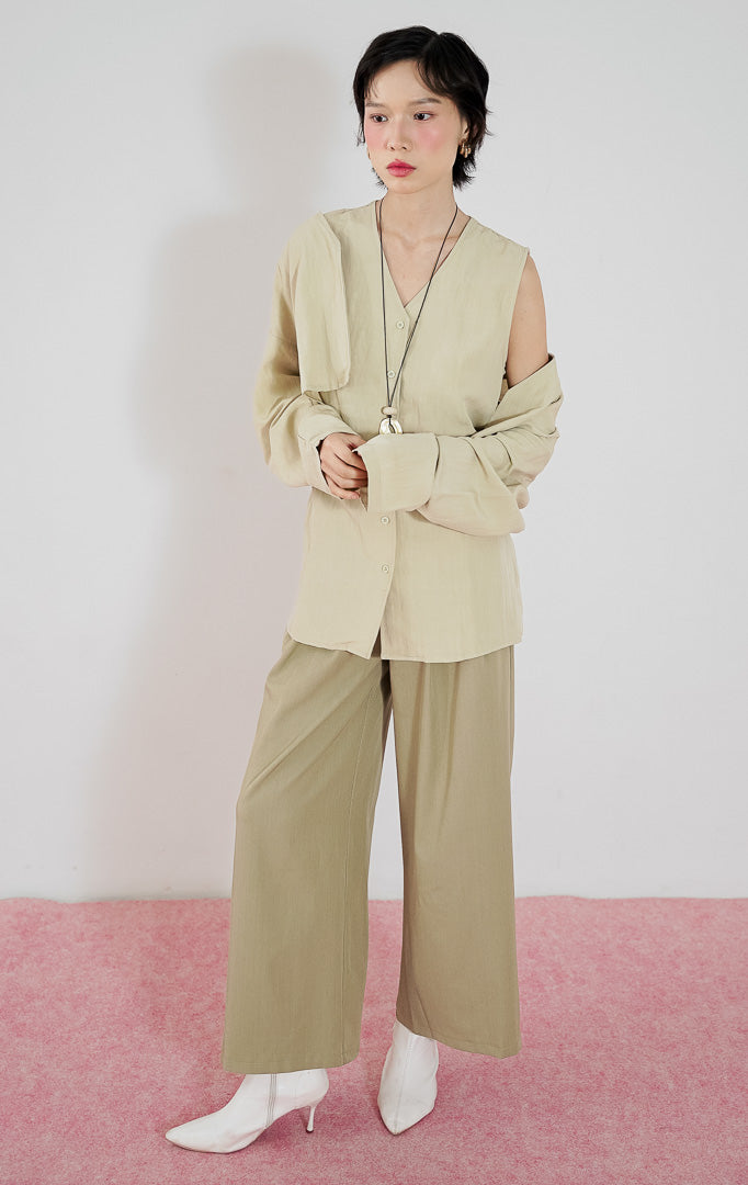 Atasan wanita Normani Double Top warna Khaki dari This Is April, set 2-in-1 terdiri dari inner tanpa lengan dan outer crop lengan panjang dengan kancing depan.