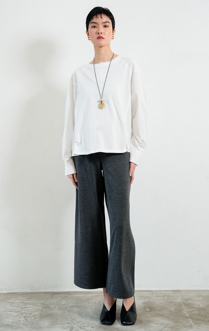 Sweater wanita lengan panjang warna putih (white long sleeve sweater) Orivelle Sweater dengan kombinasi bahan jersey lembut dan kain katun ringan (lightweight cotton fabric), kerah bulat (rounded neckline), serta potongan lengan raglan (raglan-style sleeves).