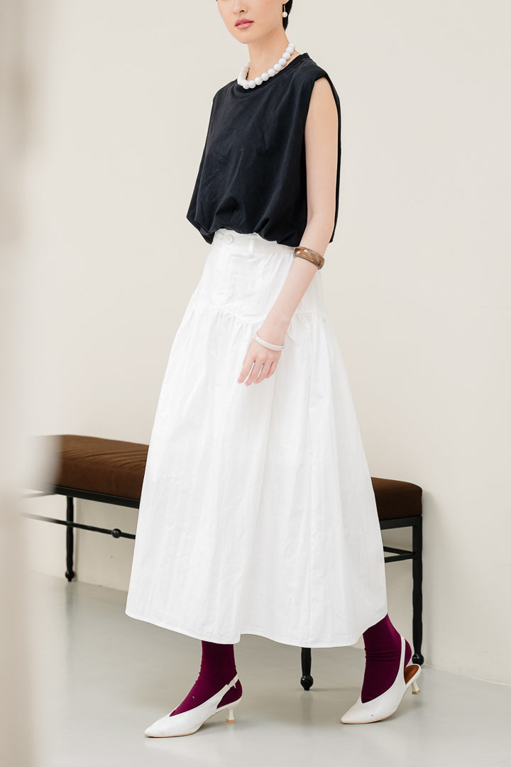 Rok panjang maxi wanita Owen Skirt warna white (putih) berpotongan A-line berbahan katun poplin dengan kancing depan dan pinggang karet belakang.