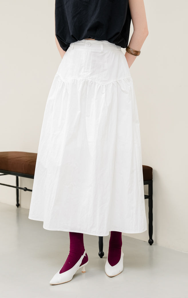 Rok panjang maxi wanita Owen Skirt warna white (putih) berpotongan A-line berbahan katun poplin dengan kancing depan dan pinggang karet belakang.