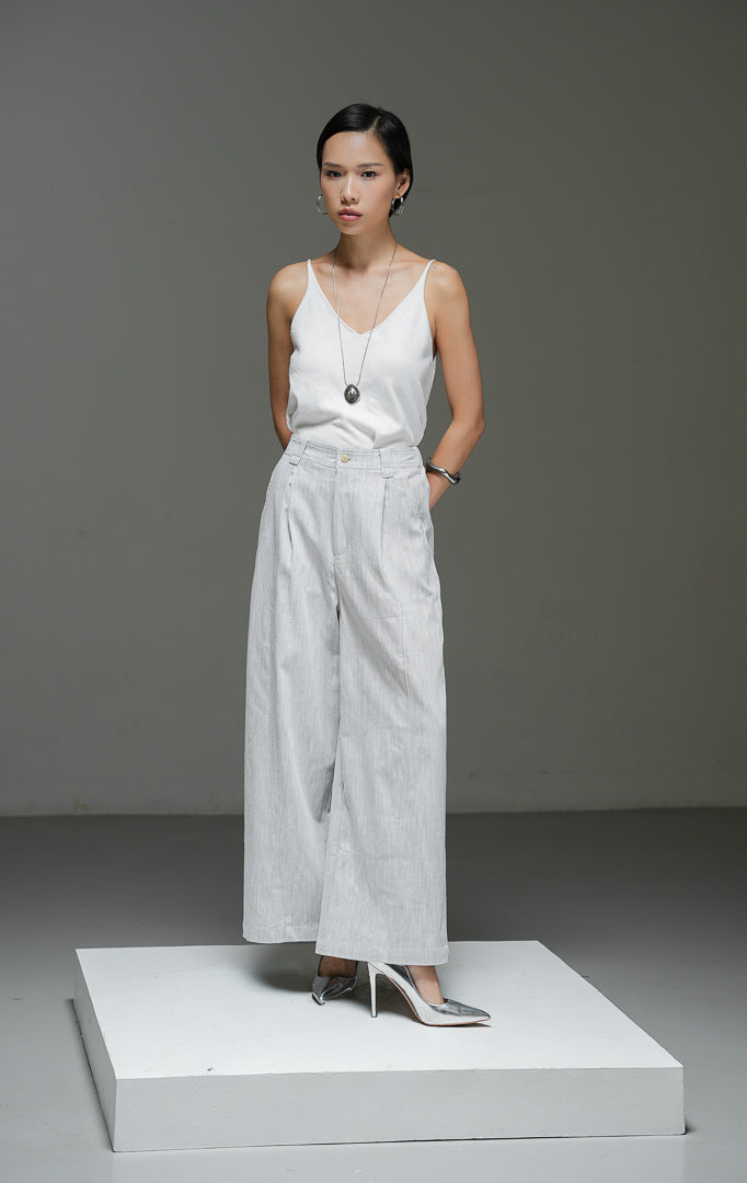 Celana panjang wanita Paulina Pants warna light grey abu-abu muda berbahan chambray jatuh (soft drape) dengan potongan wide-leg, kancing depan, dan pinggang karet.