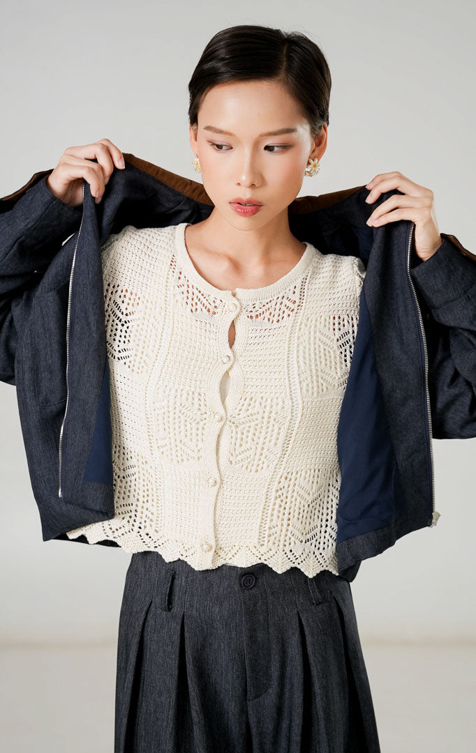 Jaket Outer Dark Denim Wanita dengan kerah korduroi cokelat, dua saku tempel besar di depan, dan penutup resleting logam (zipper).