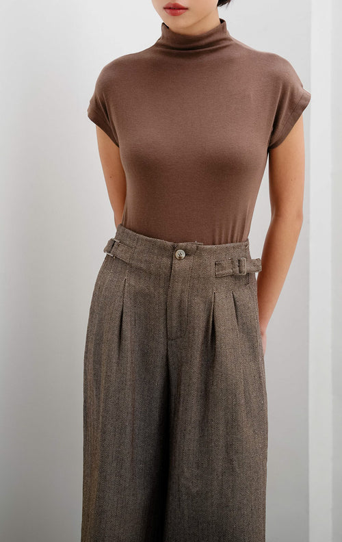 Celana panjang wanita warna cokelat (brown) Raiden Pants berbahan katun bertekstur herringbone dengan pinggang karet (elasticated waistband) dan kantong samping.