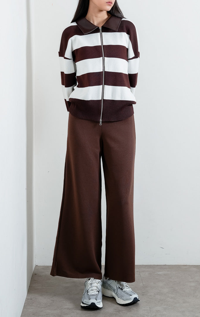 Sweter rajut wanita lengan panjang motif garis cokelat putih (brown and white striped) Reese Sweater dengan kerah bahan kulit sintetis warna cokelat (faux leather collar) dan bukaan ritsleting depan (front zipper closure).