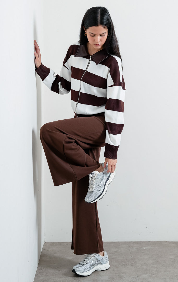 Sweter rajut wanita lengan panjang motif garis cokelat putih (brown and white striped) Reese Sweater dengan kerah bahan kulit sintetis warna cokelat (faux leather collar) dan bukaan ritsleting depan (front zipper closure).