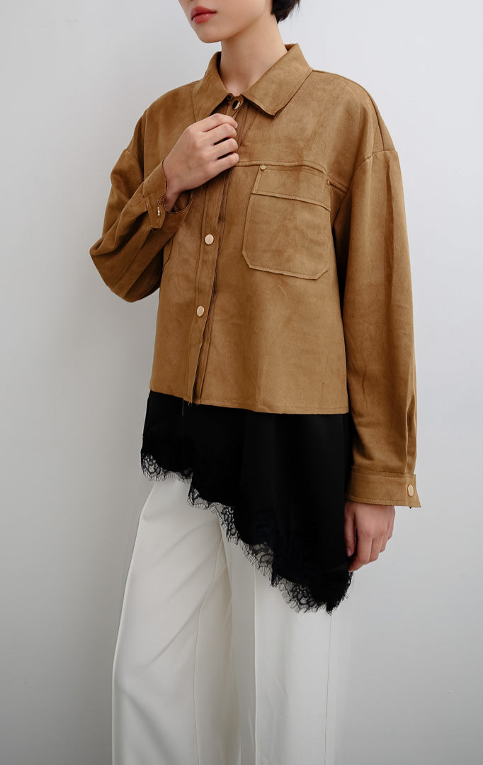 Outerwear wanita warna cokelat (brown) Retta Outer berbahan suede lembut berstruktur dengan tampilan luxurious untuk gaya office look dan casual.
