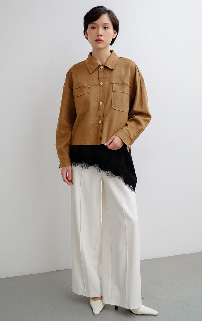 Outerwear wanita warna cokelat (brown) Retta Outer berbahan suede lembut berstruktur dengan tampilan luxurious untuk gaya office look dan casual.