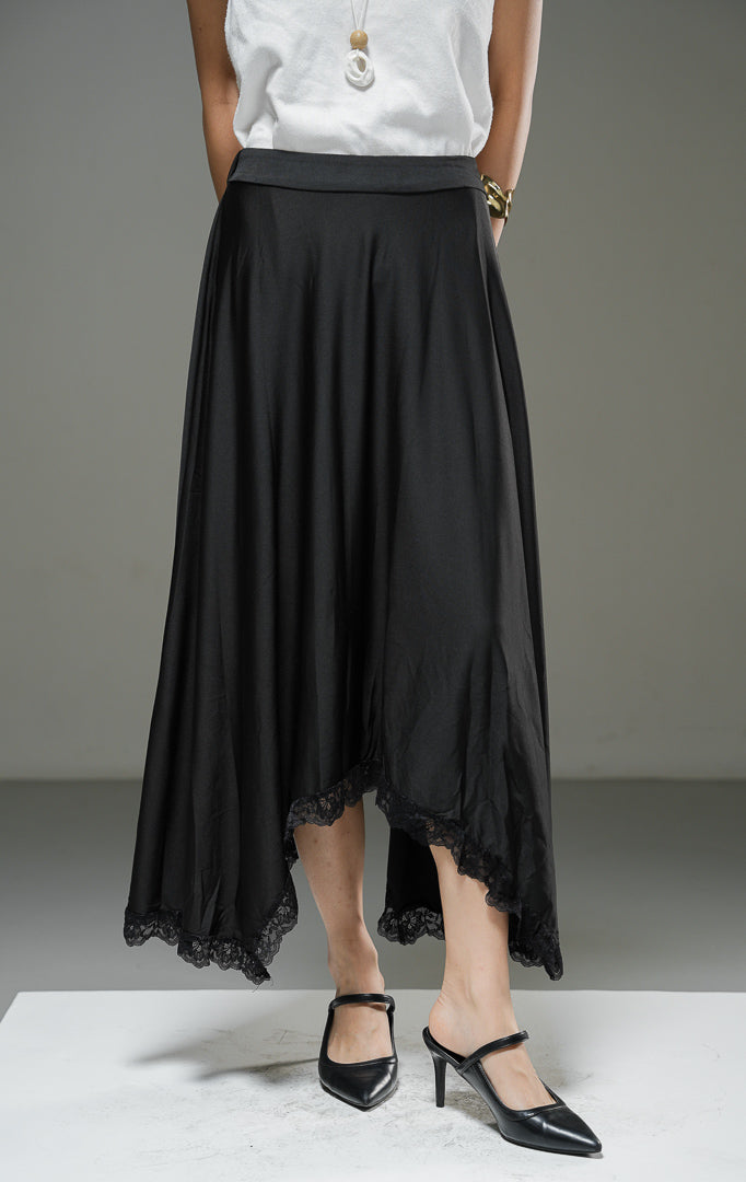 Rok midi wanita Scorpius Skirt warna hitam berbahan rayon blend dengan pinggang karet elastis dan aksen lis renda di bagian keliman bawah.