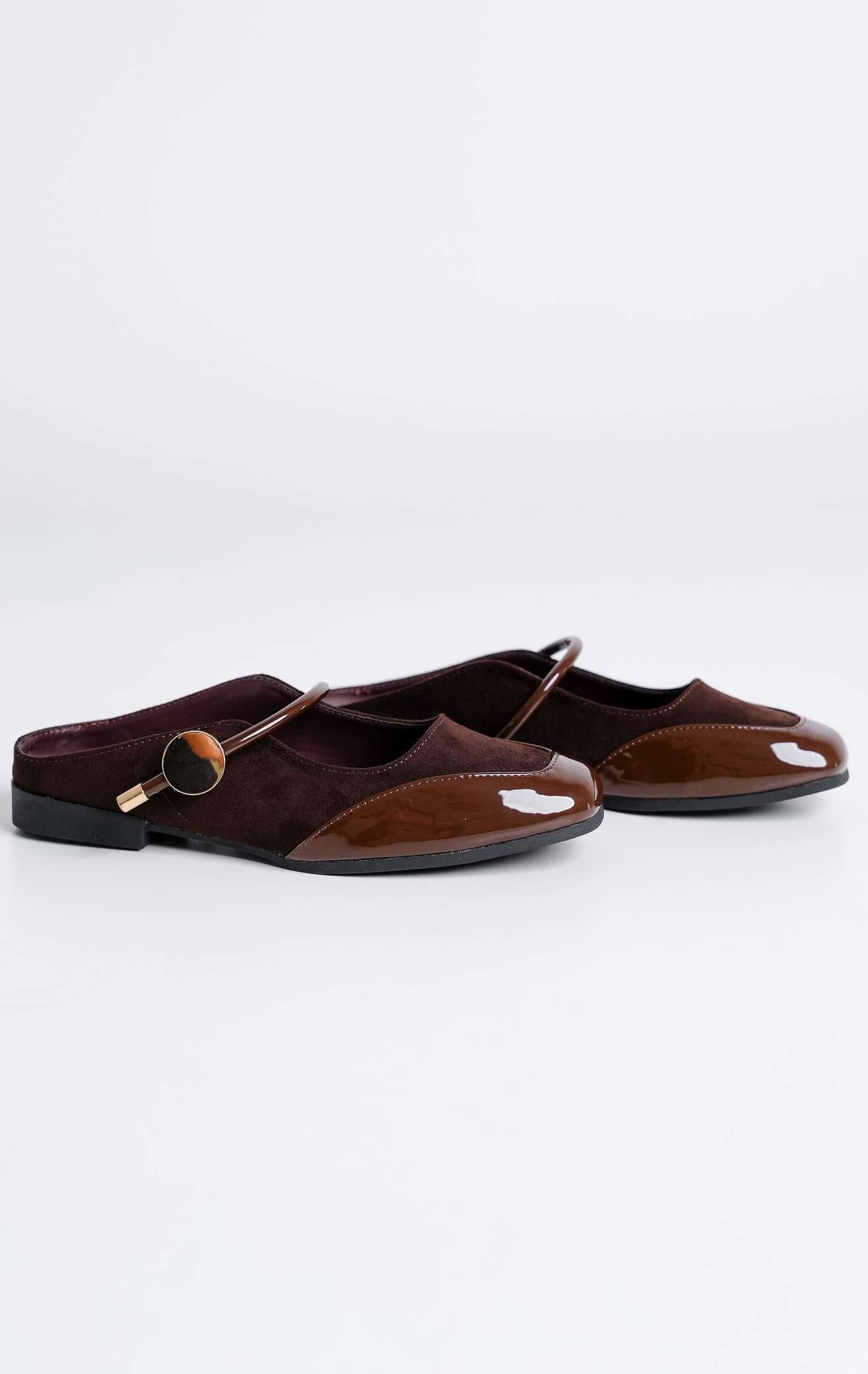 Tampilan flat lay sepasang Maisie Flats warna dark brown, sepatu mules flat selop wanita model Mary Jane bahan suede cokelat tua maroon dengan cap depan kulit kilap patent leather dan kancing emas dari This Is April.