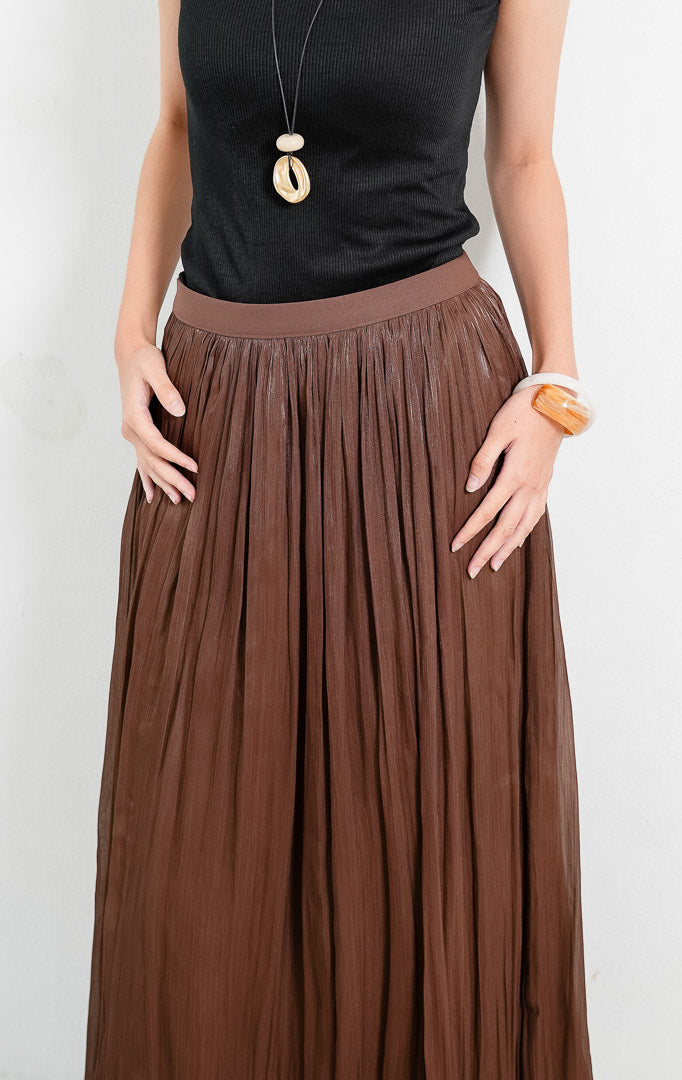 Rok midi wanita warna cokelat tua (dark brown) Sinclair Skirt berbahan crinkled metallic chiffon dengan tekstur berkerut, efek kilau metallic halus, dan karet pinggang elastis (stretchy waistband).