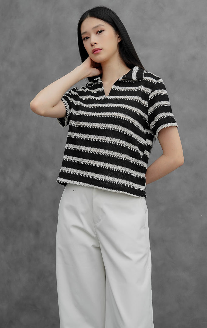 Atasan kaos rajut wanita lengan pendek motif salur garis hitam putih (black and white striped) Solance Top berbahan stretchy open-knit dengan kerah polo berpotongan v-neck.