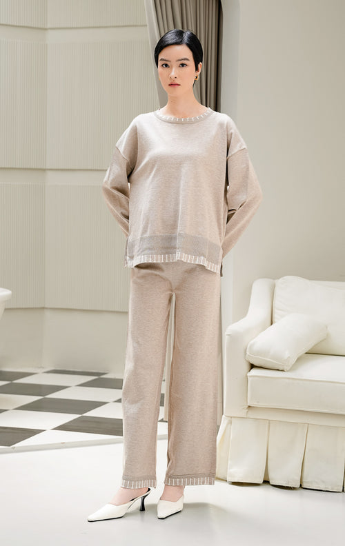 One set pakaian wanita Soobin Set warna khaki cokelat muda berbahan rajut (knit) halus, terdiri dari atasan lengan panjang dan celana panjang dengan aksen motif garis list putih di bagian hem/pinggiran.