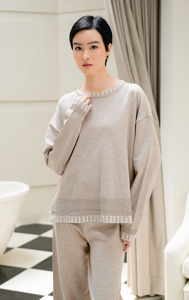 One set pakaian wanita Soobin Set warna khaki cokelat muda berbahan rajut (knit) halus, terdiri dari atasan lengan panjang dan celana panjang dengan aksen motif garis list putih di bagian hem/pinggiran.