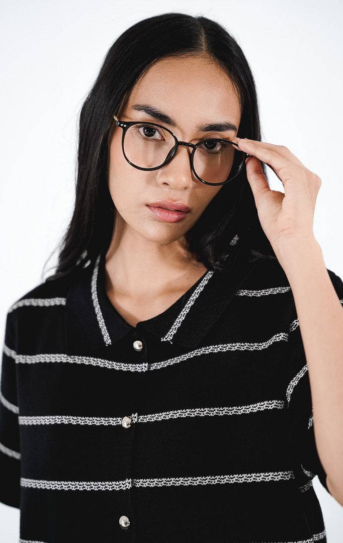 Stellar Cardigan warna hitam, kardigan rajut lengan pendek berkerah dengan motif garis putih horizontal, kancing depan, dan saku dada.