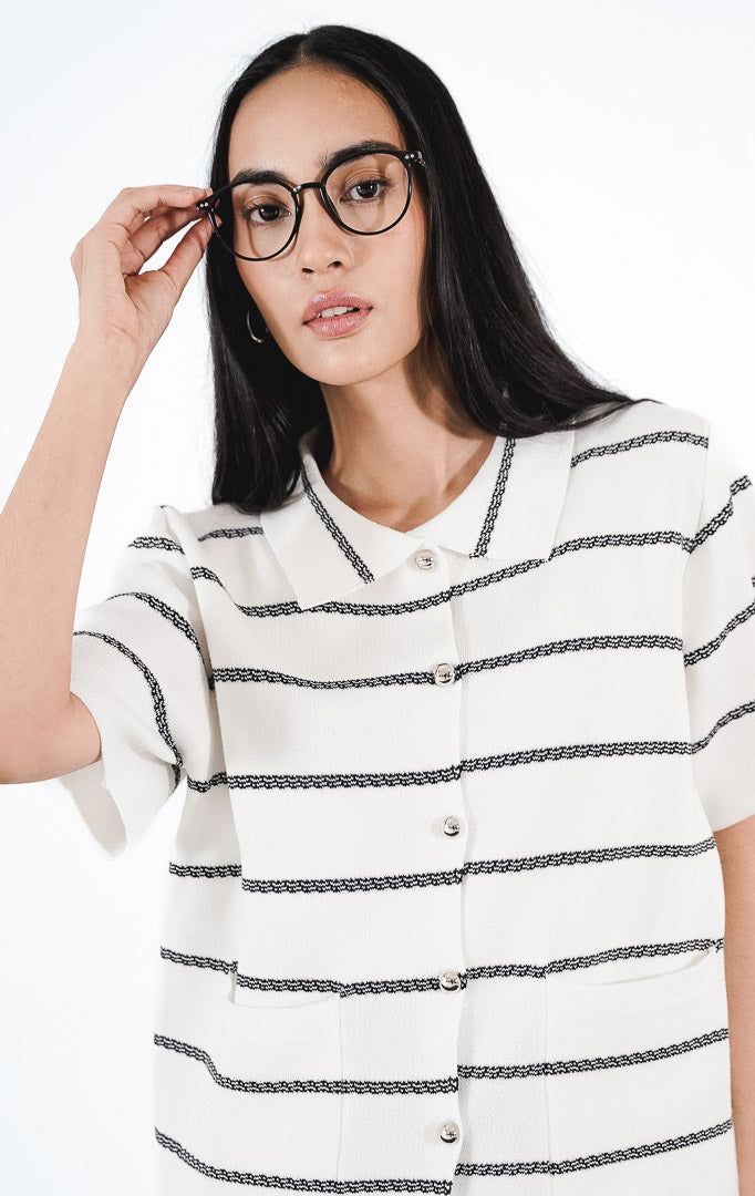 Stellar Cardigan warna putih, kardigan rajut lengan pendek berkerah dengan motif garis hitam horizontal dan kancing depan.