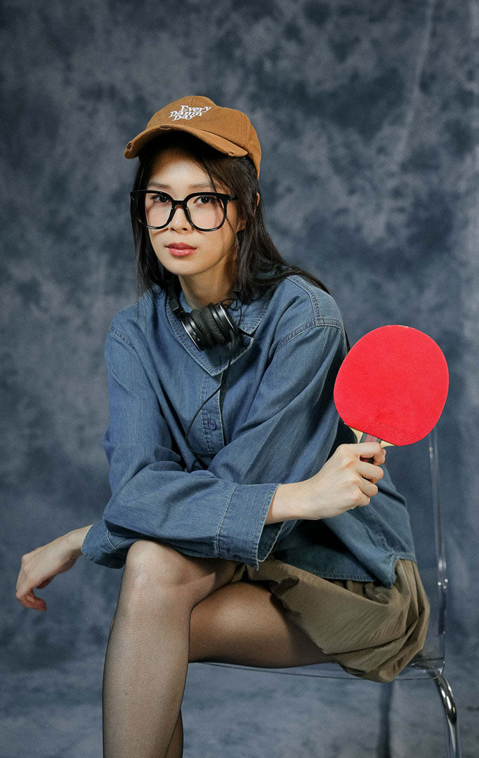 Kemeja lengan panjang wanita Steya berbahan denim dengan detail kerah asimetris yang unik (statement collar), kancing depan aktif, dan lengan kancing.