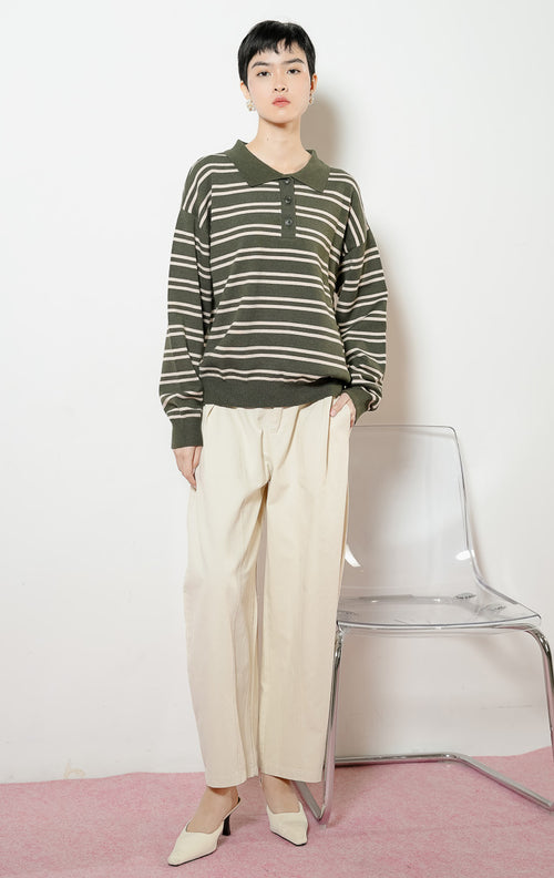 Model wanita mengenakan Windsor Stripes Collar Knit Sweater warna dark green, baju sweater rajut wanita lengan panjang model kerah polo motif garis salur hijau tua kombinasi krem.