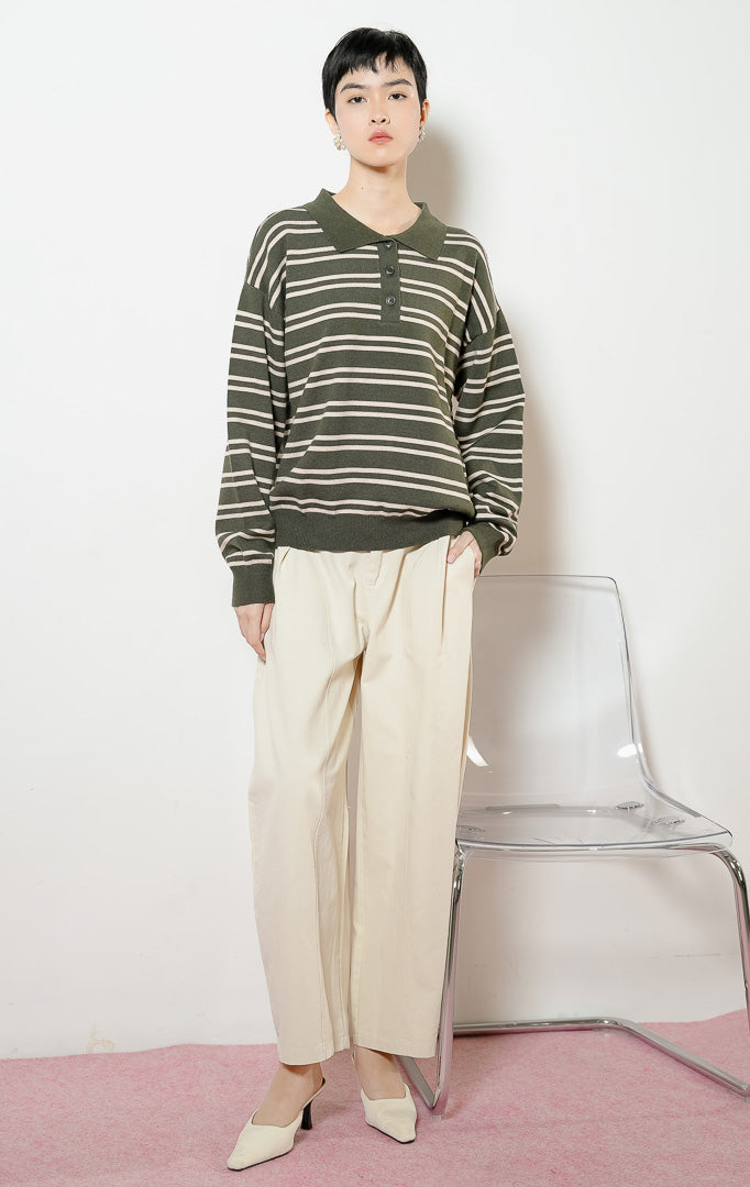 Model wanita mengenakan Windsor Stripes Collar Knit Sweater warna dark green, baju sweater rajut wanita lengan panjang model kerah polo motif garis salur hijau tua kombinasi krem.