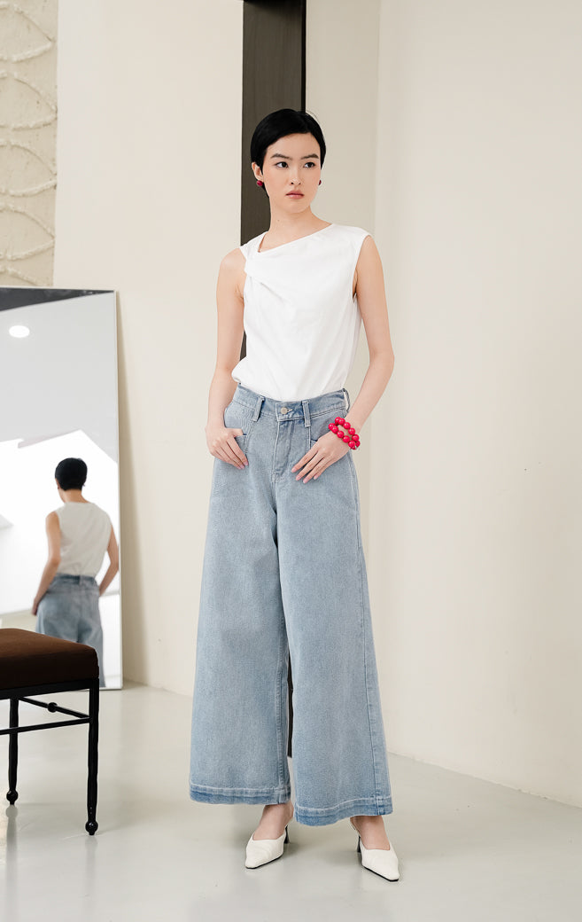 Celana panjang jeans wanita Tacenda Wide Leg Pants warna light denim (biru muda) berpotongan wide-leg yang modern dengan saku depan dan relaxed silhouette.
