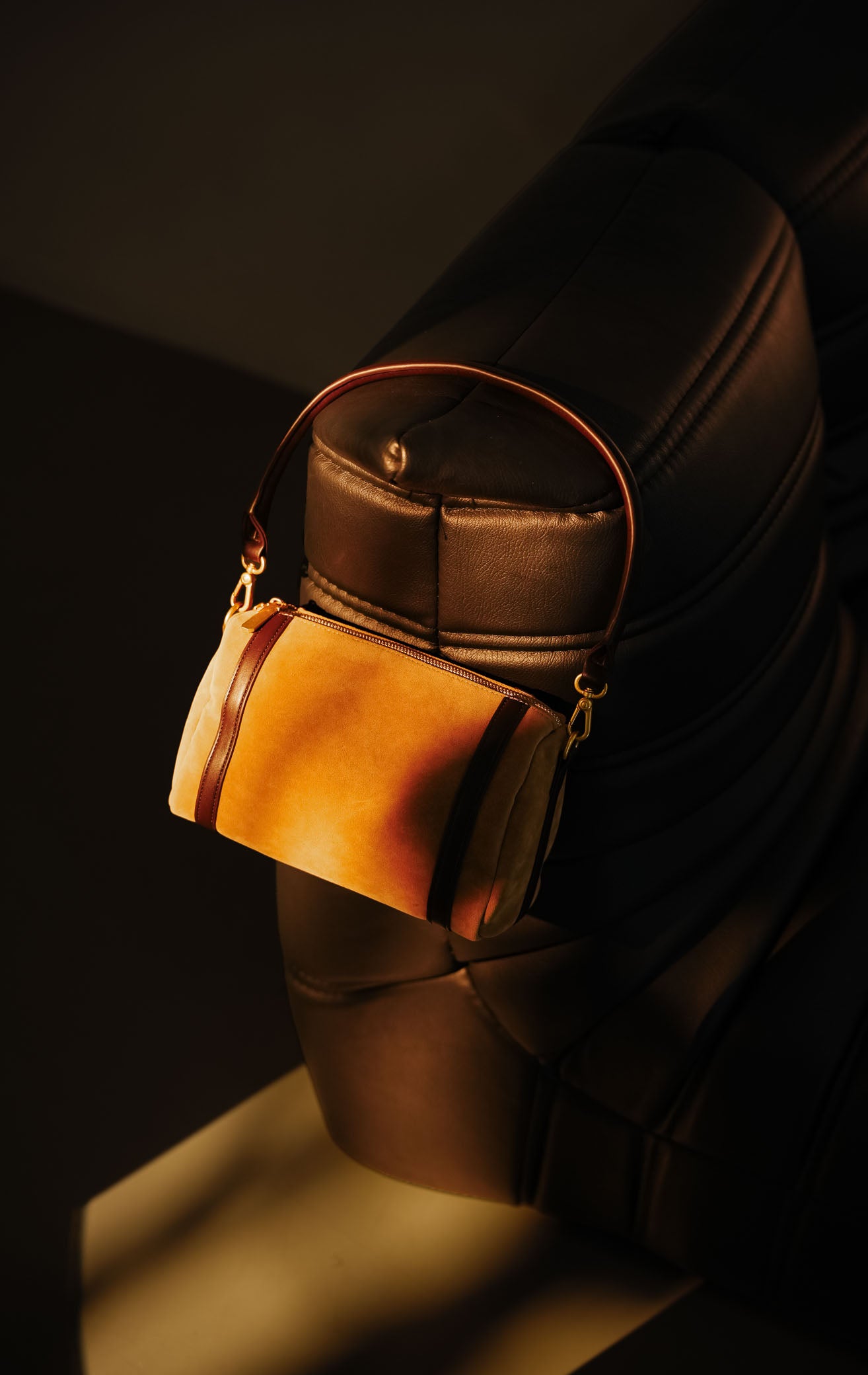 Orvyn Bag warna khaki, tas bahu shoulder bag wanita bahan suede cokelat muda tan dengan aksen garis panel kulit vertikal cokelat tua dari This Is April.