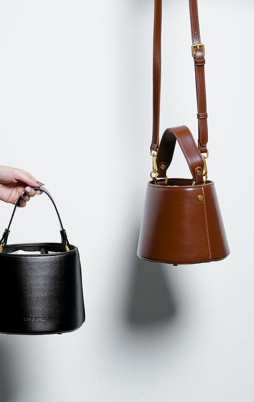 Avelisse Bag warna brown, tas jinjing bucket bag wanita bahan kulit cokelat terstruktur dengan sistem serutan kanvas dalam dari This Is April.