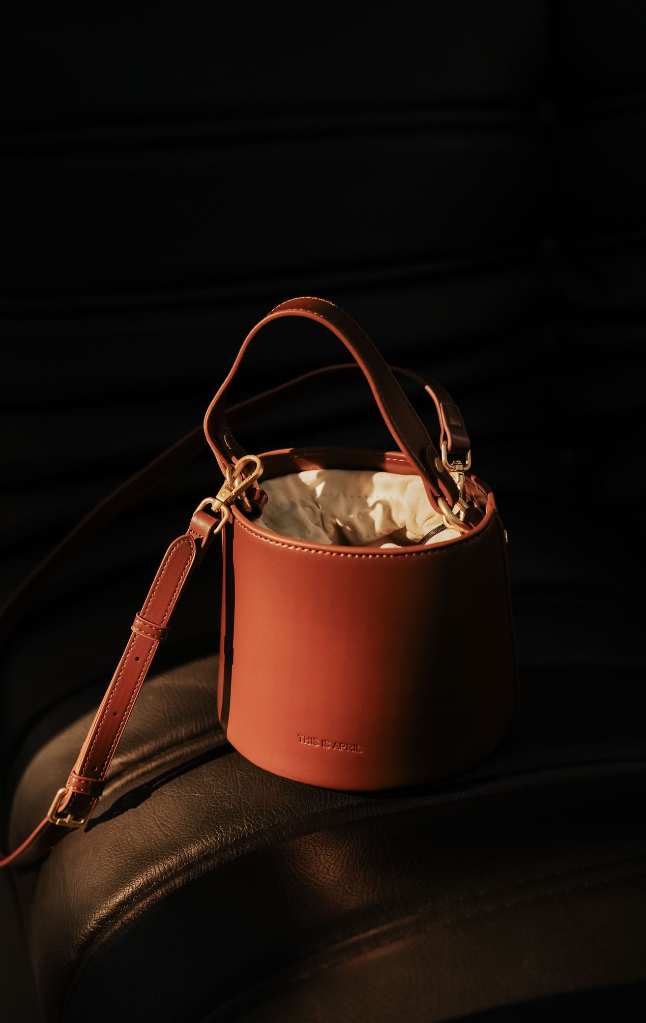 Avelisse Bag warna brown, tas jinjing bucket bag wanita bahan kulit cokelat terstruktur dengan sistem serutan kanvas dalam dari This Is April.