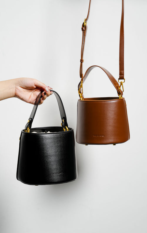 Avelisse Bag warna black, tas jinjing bucket bag wanita bahan kulit hitam terstruktur dengan sistem serutan kanvas dalam dari This Is April.