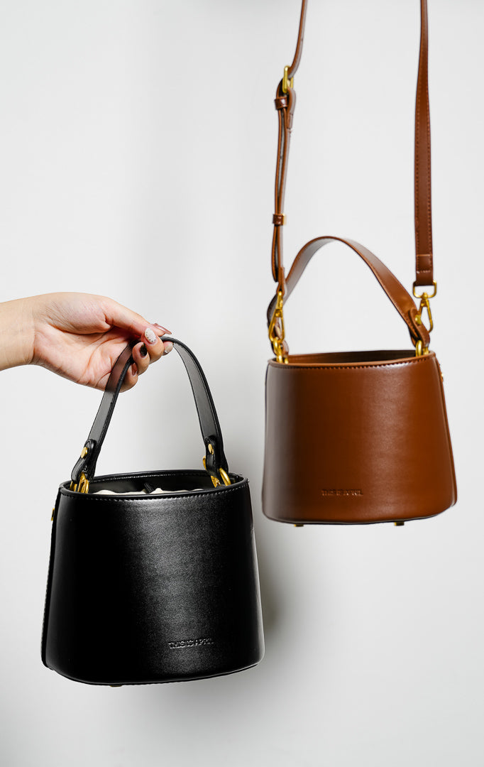 Avelisse Bag warna black, tas jinjing bucket bag wanita bahan kulit hitam terstruktur dengan sistem serutan kanvas dalam dari This Is April.