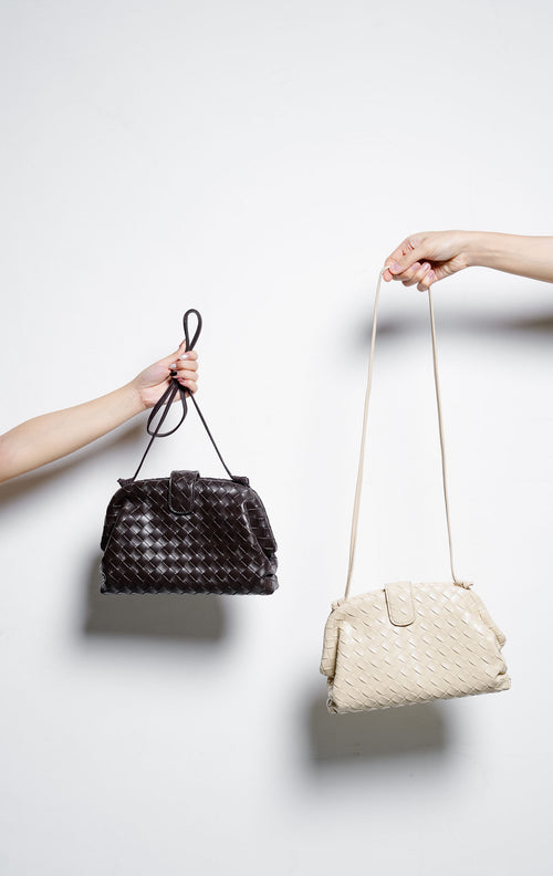 Veony Bag warna ivory, tas selempang atau tas bahu wanita model pouch dumpling anyaman kulit warna putih gading dari This Is April.