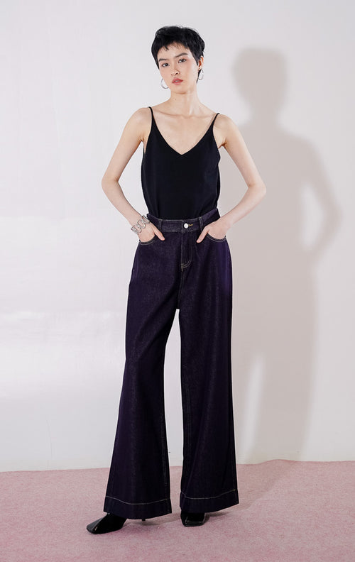 Celana jeans kulot wanita This Is April Alfred Pants warna dark denim, detail dua kancing depan, jahitan kontras warna kuning, dan karet pinggang di bagian belakang.
