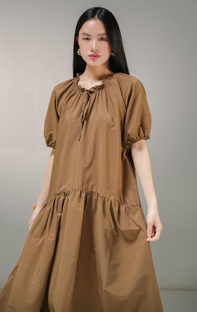 Gaun panjang lengan pendek wanita This Is April Aliyna Dress warna cokelat tua (brown), model tiered maxi dress dengan detail kerah bulat kerut karet dan tali ikat pita di bagian dada.