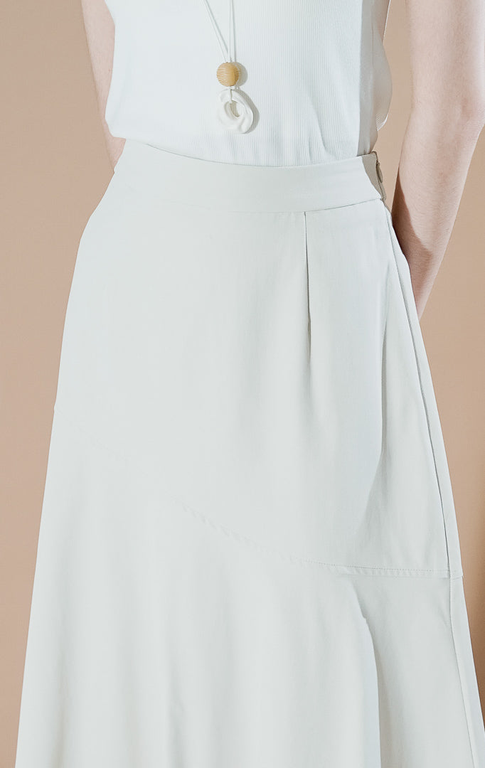 Amanda Skirt Ivory dari This Is April, rok panjang A-line maxi warna putih gading (ivory) bahan katun dengan detail jahitan terstruktur.