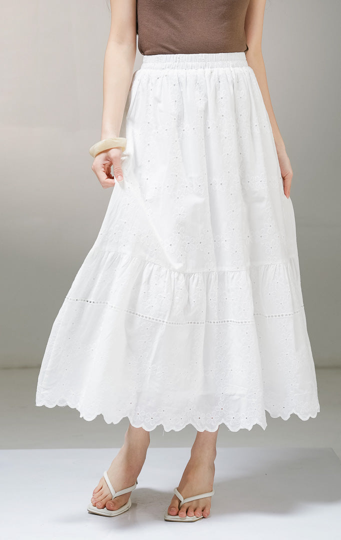 Rok panjang midi wanita This Is April Analeia Skirt warna putih, model tiered skirt dari bahan kain katun bordir bolong katbol dengan ban pinggang karet penuh.