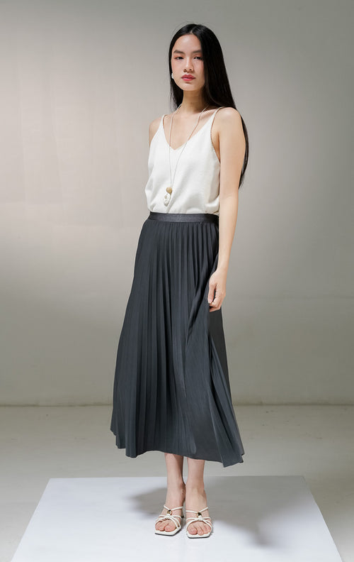 Rok panjang midi wanita This Is April Anessa Skirt warna abu-abu tua (dark grey), model rok plisket pleated lipit kecil dengan ban pinggang elastis karet penuh.
