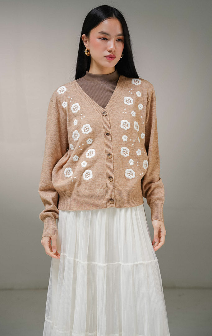 Kardigan rajut lengan panjang wanita This Is April Bentleigh Cardigan warna cokelat muda (light brown), kerah v-neck dengan kancing depan penuh dan detail motif bordir bunga warna putih di bagian depan.