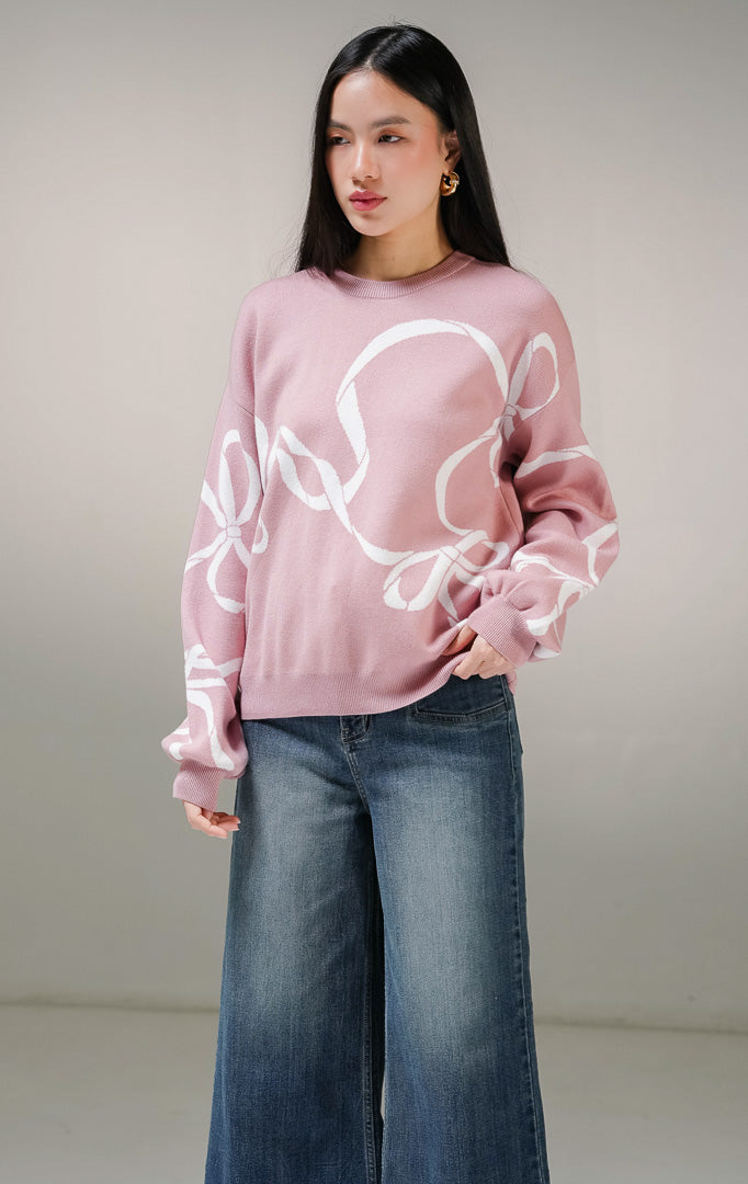 Atasan sweater rajut lengan panjang wanita This Is April Callie Sweater warna dusty pink, model kerah bulat dengan detail motif grafis garis lengkung abstrak warna putih di bagian depan dan lengan.