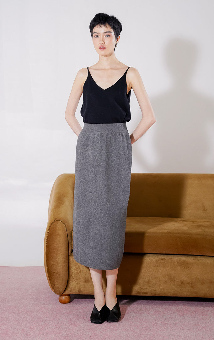 Rok rajut wanita This Is April Claudia Skirt warna dark grey, model span (pencil skirt) bahan knit stretch dengan pinggang karet elastis