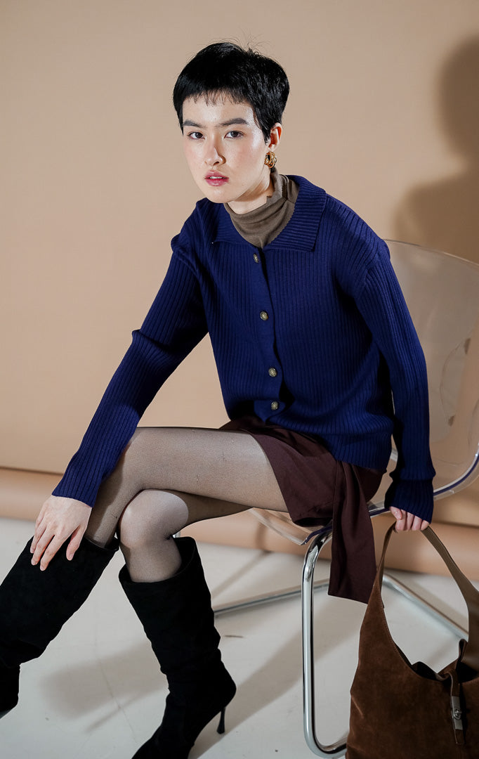 Daenery Cardigan Dark Blue dari This Is April, cardigan rajut lengan panjang warna biru tua dengan tekstur ribbed, detail kerah, dan kancing depan