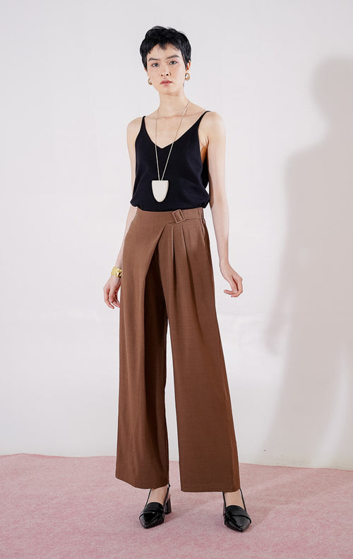Celana panjang wanita berbahan katun campuran This Is April Ellen Pants warna dark brown, berpotongan lurus dengan detail sabuk built-in di bagian depan, aksen lipit, dan karet pinggang belakang