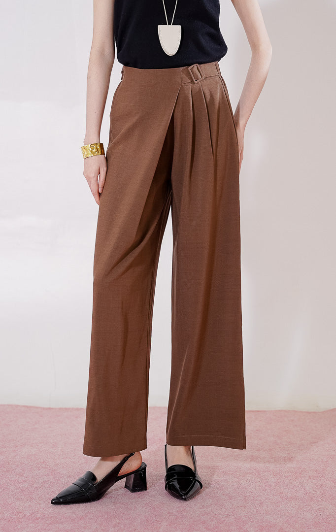 Celana panjang wanita berbahan katun campuran This Is April Ellen Pants warna dark brown, berpotongan lurus dengan detail sabuk built-in di bagian depan, aksen lipit, dan karet pinggang belakang