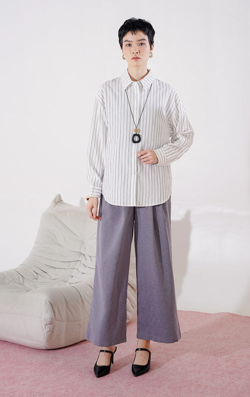 Atasan kemeja lengan panjang wanita This Is April Elysia Top warna putih dengan motif garis vertikal tipis (pin stripes) dan bahan katun.
