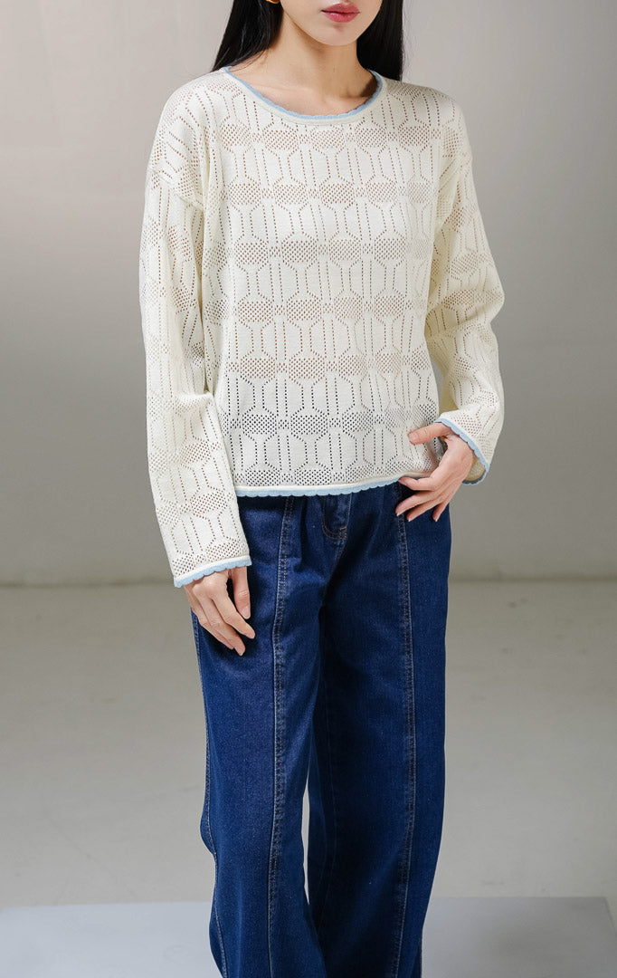 Atasan sweater rajut lengan panjang wanita This Is April Evie Sweater warna ivory, model mesh knit berlubang transparan dengan aksen list tipis warna biru muda pada kerah bulat dan ujung bawah pakaian.