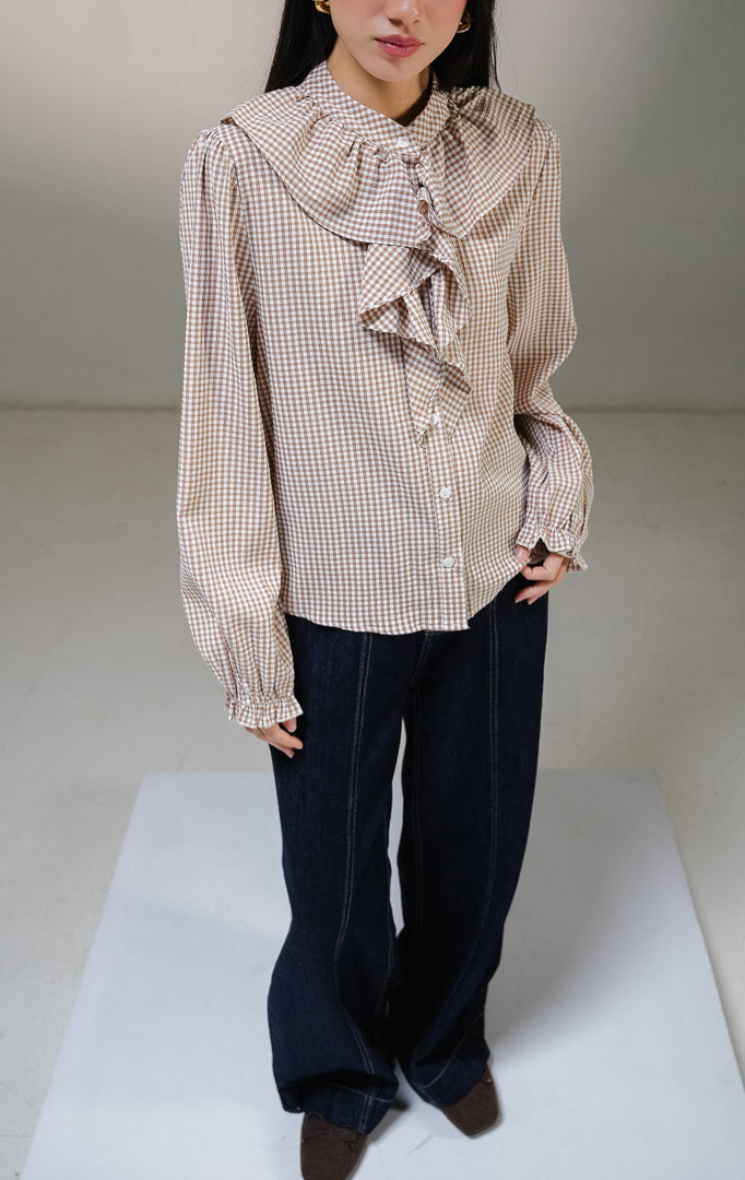Blouse kemeja lengan panjang wanita This Is April Francesca Top warna cokelat motif kotak-kotak kecil gingham, model lengan puffy balon dengan detail aksen ruffle tumpuk di bagian dada.
