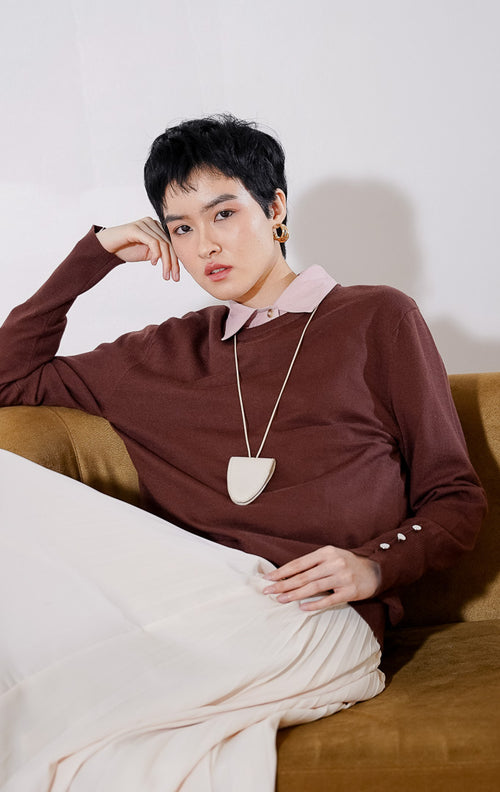 Sweater rajut wanita lengan panjang Gamora Sweater dari This Is April berwarna cokelat tua (dark brown) berdesain minimalis polos dengan potongan leher bulat (crewneck) dan berbahan melar halus