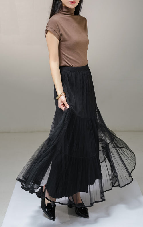 Rok panjang wanita This Is April Gianella Skirt warna hitam, model tiered maxi skirt dengan lapisan luar kain tile tulle transparan bertingkat dan furing dalam bertekstur plisket.
