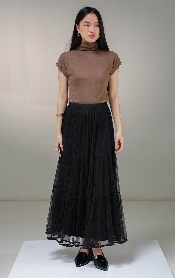 Rok panjang wanita This Is April Gianella Skirt warna hitam, model tiered maxi skirt dengan lapisan luar kain tile tulle transparan bertingkat dan furing dalam bertekstur plisket.