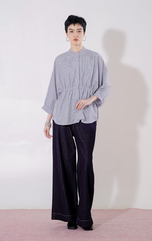 Atasan kemeja wanita This Is April Ginera Top motif salur biru putih, lengan panjang dengan detail kerut elastis pada bagian pinggang dan kerah shanghai