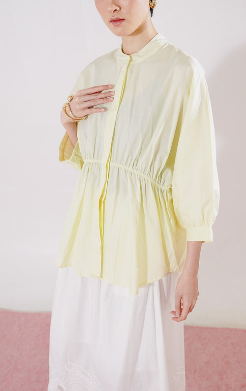 Atasan wanita This Is April Ginera Top warna kuning pastel, lengan panjang dengan detail karet pada bagian pinggang dan kerah shanghai minimalis