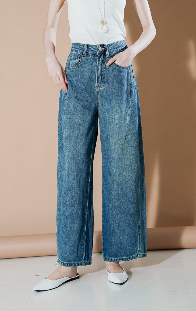 Julianna Jeans Denim dari This Is April, celana jeans wanita model wide leg warna biru medium wash dengan detail jahitan panel vertikal di bagian depan.
